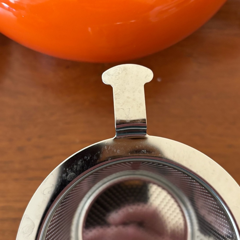 Le Creuset stoneware orange-red flame teapot with stainless steel strainer - Picture 12 of 16